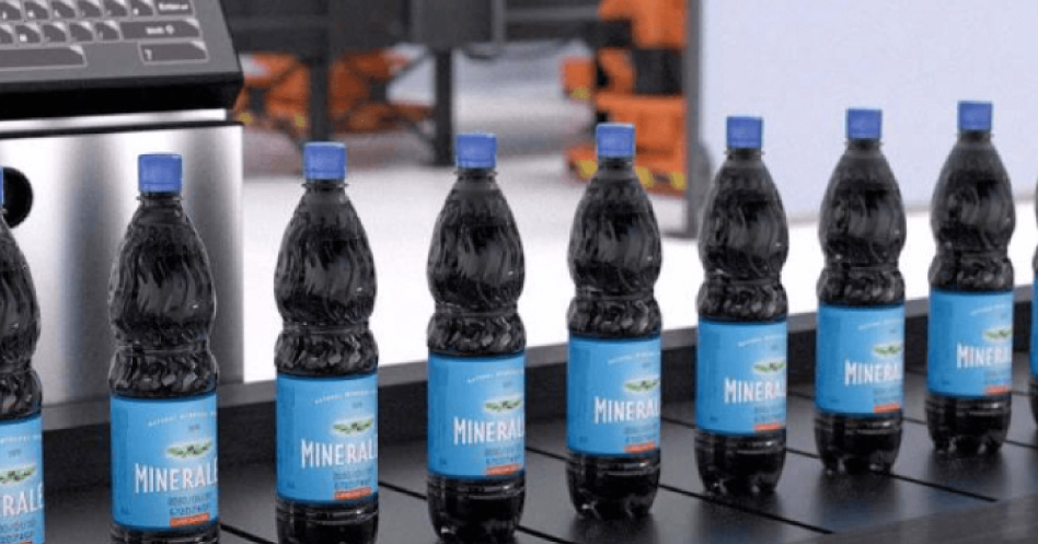 Etiquetas de botellas en línea de produción